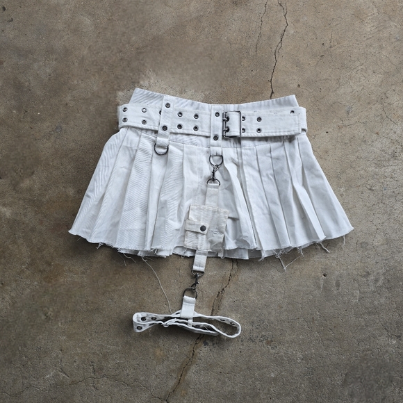 Darker Wavs Dolls Kill Goth Leg Garter Pleated Pleated Mini Skirt - Picture 1 of 8